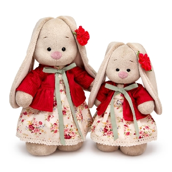 в платье и вельветовом жакете