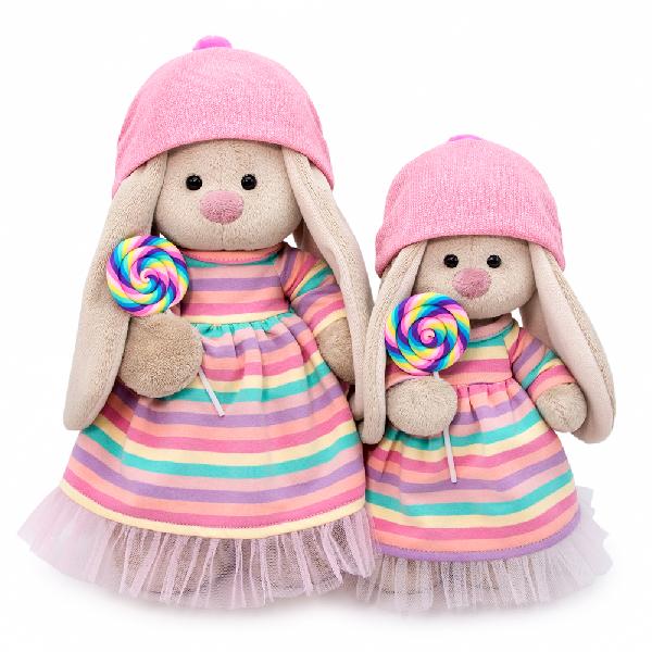 в полосатом платье с леденцом