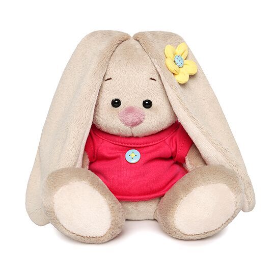 в малиновой футболке с пуговкой