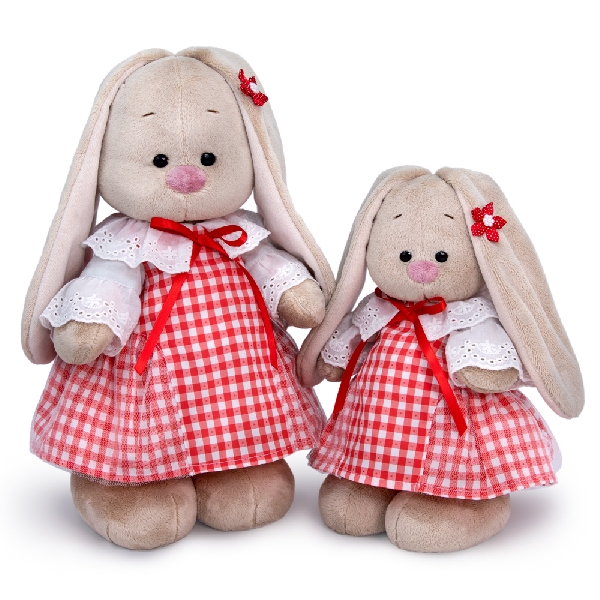 в сарафане в клетку