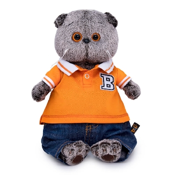 в джинсах и футболке поло