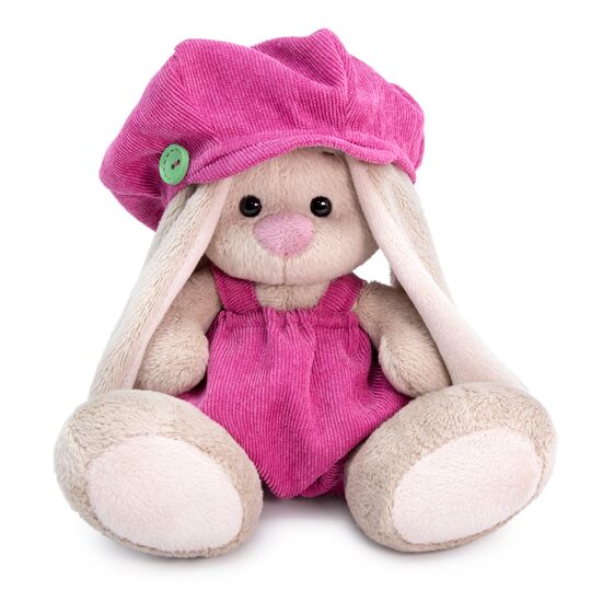 в штанишках и кепке