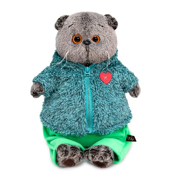 в теплом костюме с сердечком