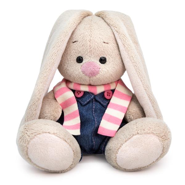 в джинсовом комбинезоне