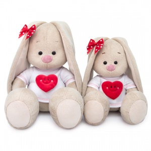 в футболке с сердцем