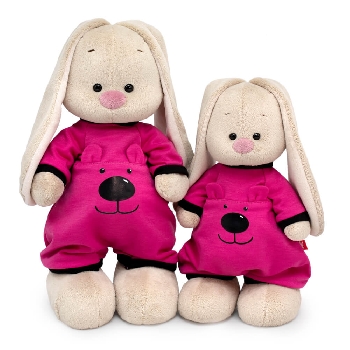 в комбинезоне с мишкой