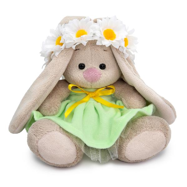 в веночке из ромашек