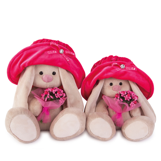 в бархатной шляпе с букетиком