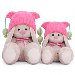 в розовой шапочке с помпонами