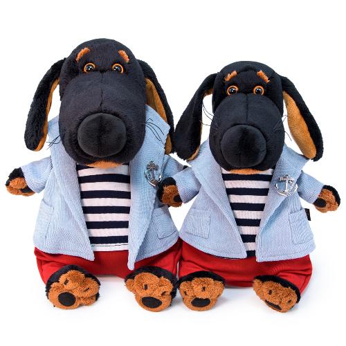 в костюме с тельняшкой