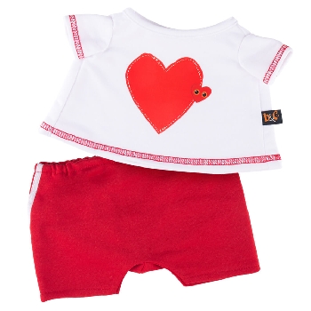 Футболка с принтом Сердце и красные шорты