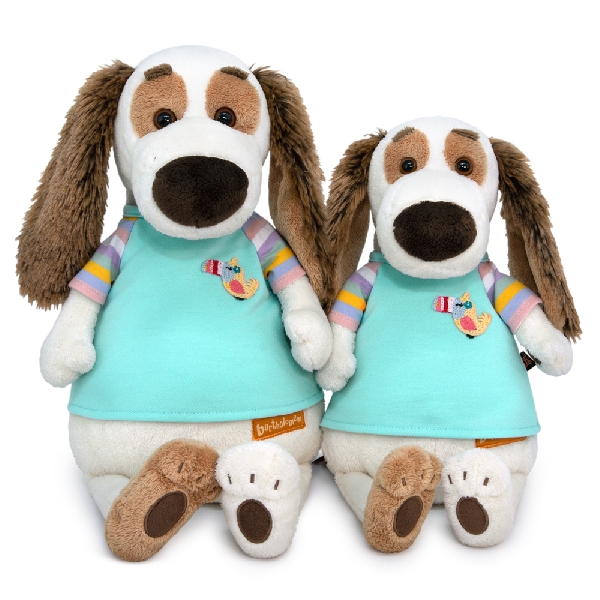 в футболке с туканом