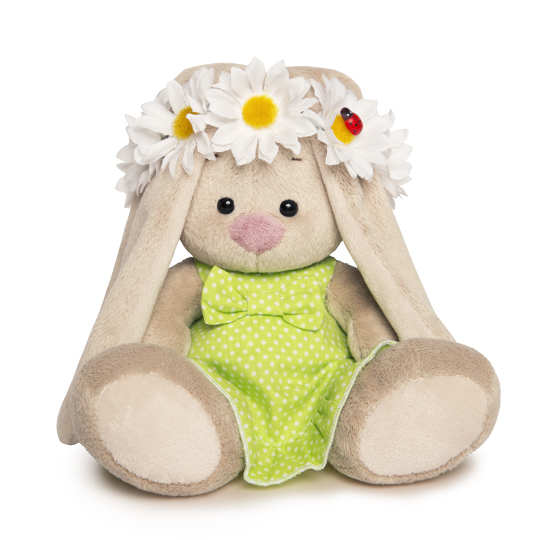 в зеленом сарафанчике и в венке из ромашек