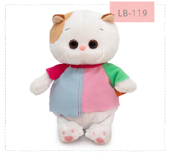 в разноцветной футболке