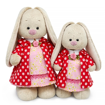 в пальто и платье с цветочным принтом