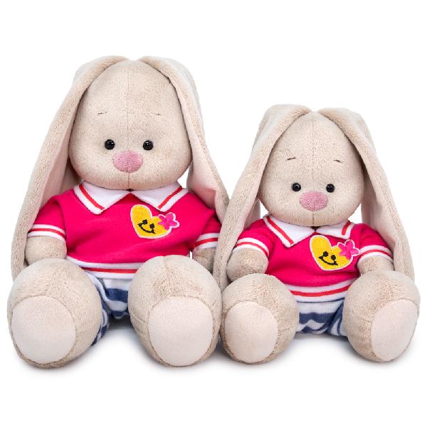 в толстовке поло