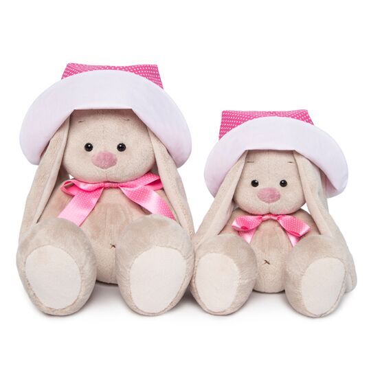 в розовой панамке и с бантиком