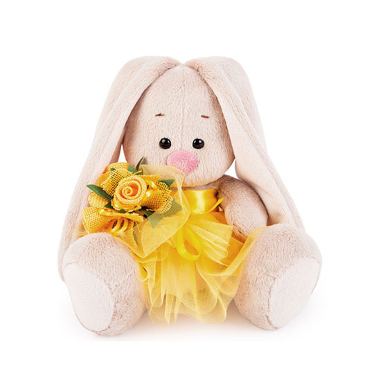 в желтой юбочке и с букетом