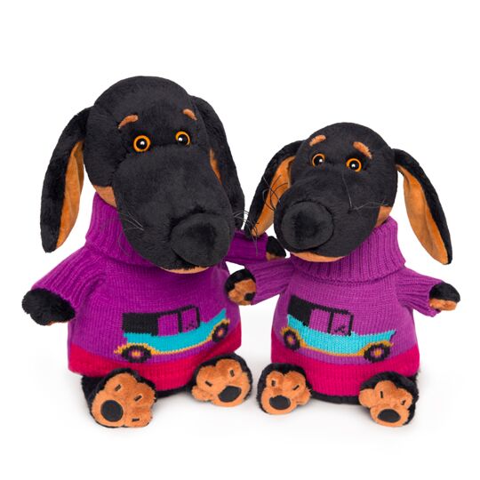 в свитере с машинкой