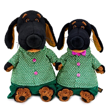 в зеленой рубашке и брюках