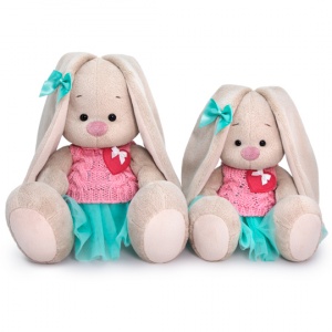 в юбке и вязаном жилете