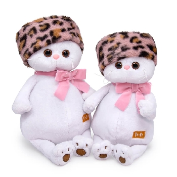 в шапке с леопардовым принтом