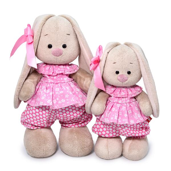 в комбинезоне с баской