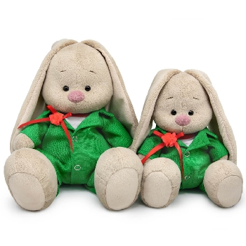 в зеленом комбинезоне