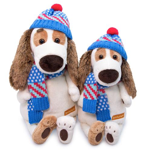 в вязаной шапке и шарфе