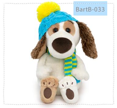 в голубой шапке и шарфе