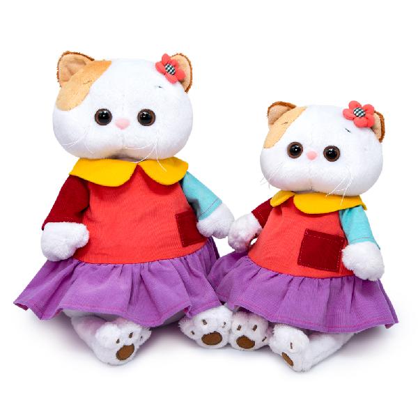 в ярком платье