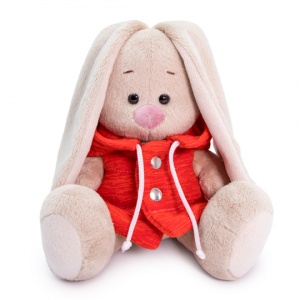 в жилетке с капюшоном