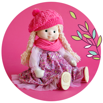 Аврора в шапочке и шарфе