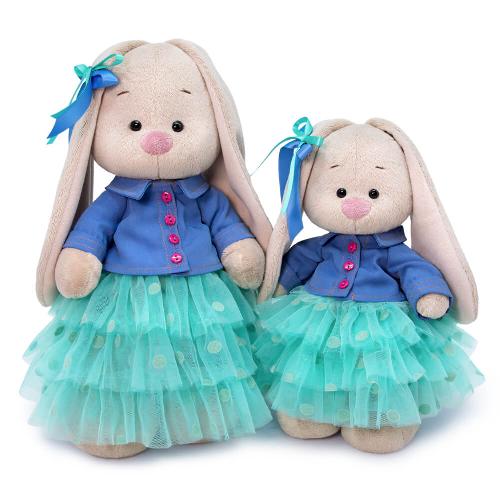 в юбке и джинсовой курточке