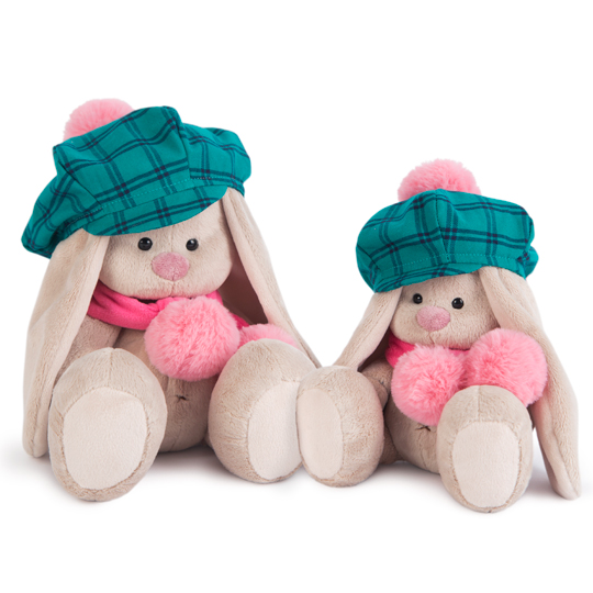 в зеленой кепке и розовом шарфе