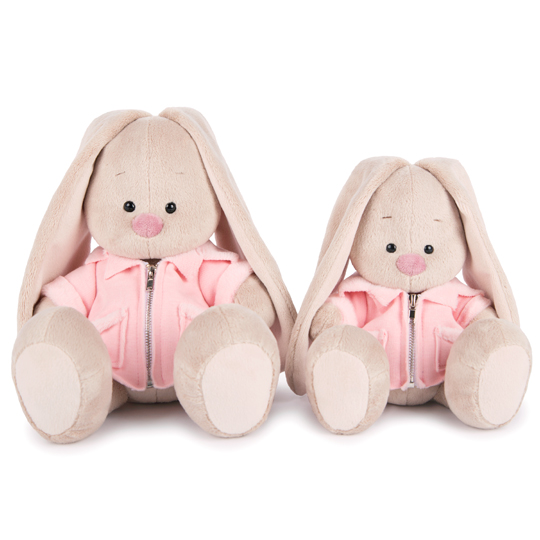 в розовой меховой курточке