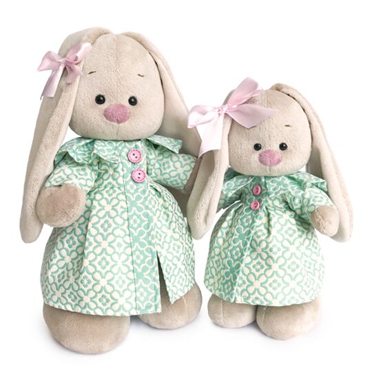 в бирюзовом пальто