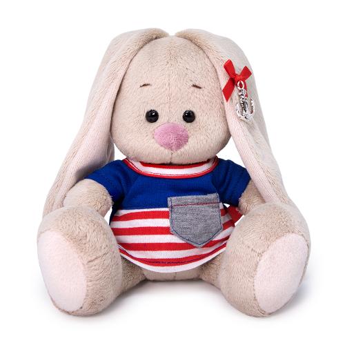 в морской футболке