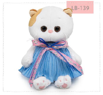 в платье из жатой ткани с бантом