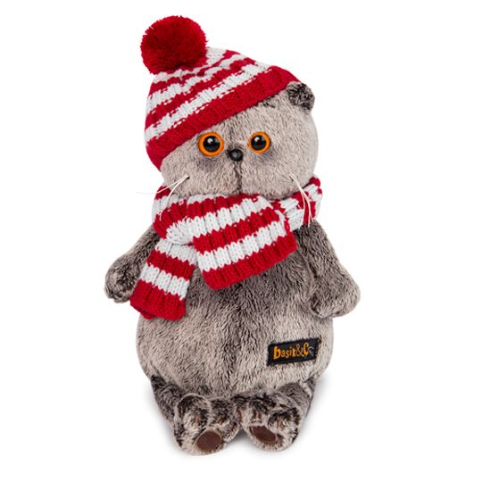 в полосатой шапке с шарфом