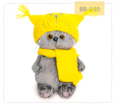 в шапке-сова и шарфе