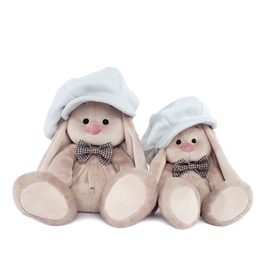 в серой кепке и галстуке-бабочке