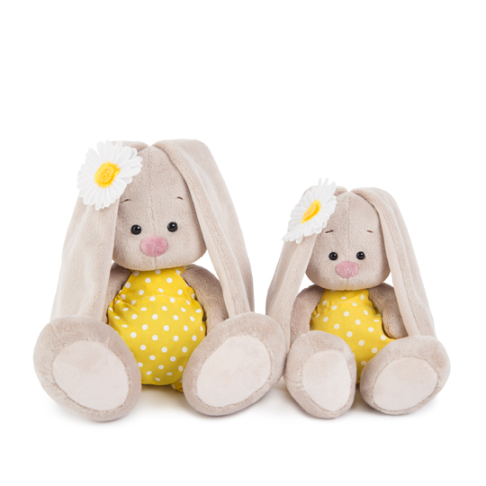 в жёлтом комбинезоне и с ромашкой