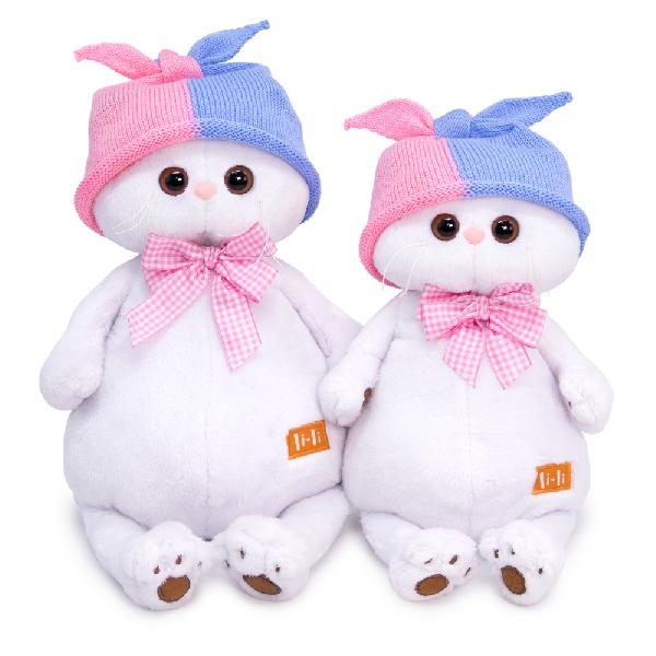 в двухцветной шапке