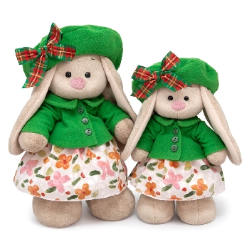 в зеленой курточке и берете