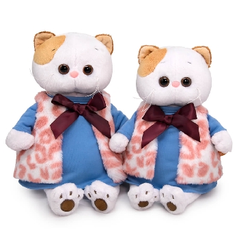 в меховом жилете