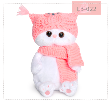 в шапке-сова и шарфе