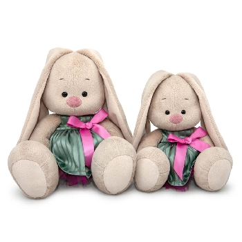 в платье с атласным бантом