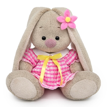 в платье из жатой ткани