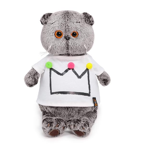 в футболке с короной